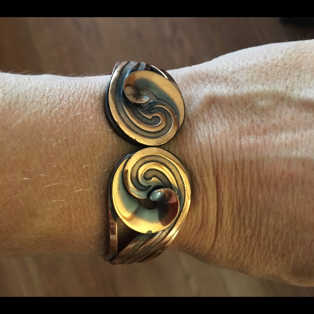 Clasp bracelet